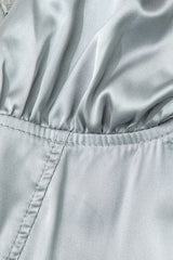 Maxikleid aus Satin mit Schlitz und V-Ausschnitt 
