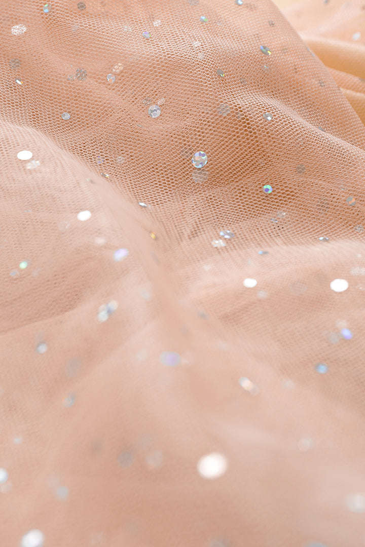 Minikleid aus Netzstoff mit Pailletten und Rüschen 