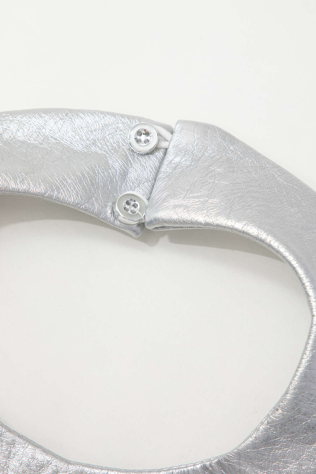 Rückenfreies Minikleid in Metallic-Optik 