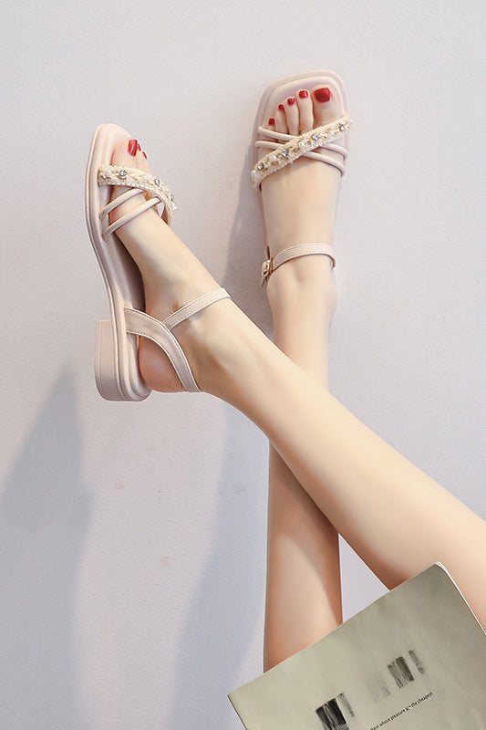 Weiße, weiche Sommersandalen für Damen mit Rock 