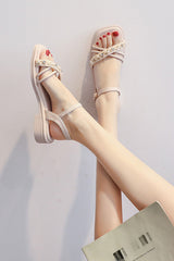 Weiße, weiche Sommersandalen für Damen mit Rock 