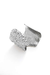Manschettenarmband aus Metall mit V-Kerbe