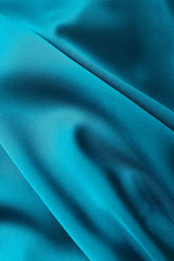 Schulterfreies Minikleid aus Satin mit Knopfleiste 