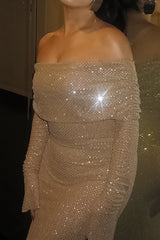 Schulterfreies Maxikleid mit Glockenärmeln und Pailletten 