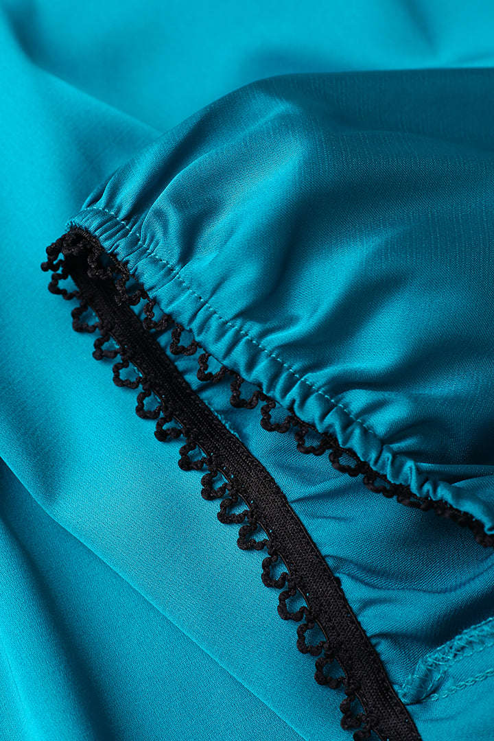 Schulterfreies Minikleid aus Satin mit Knopfleiste 