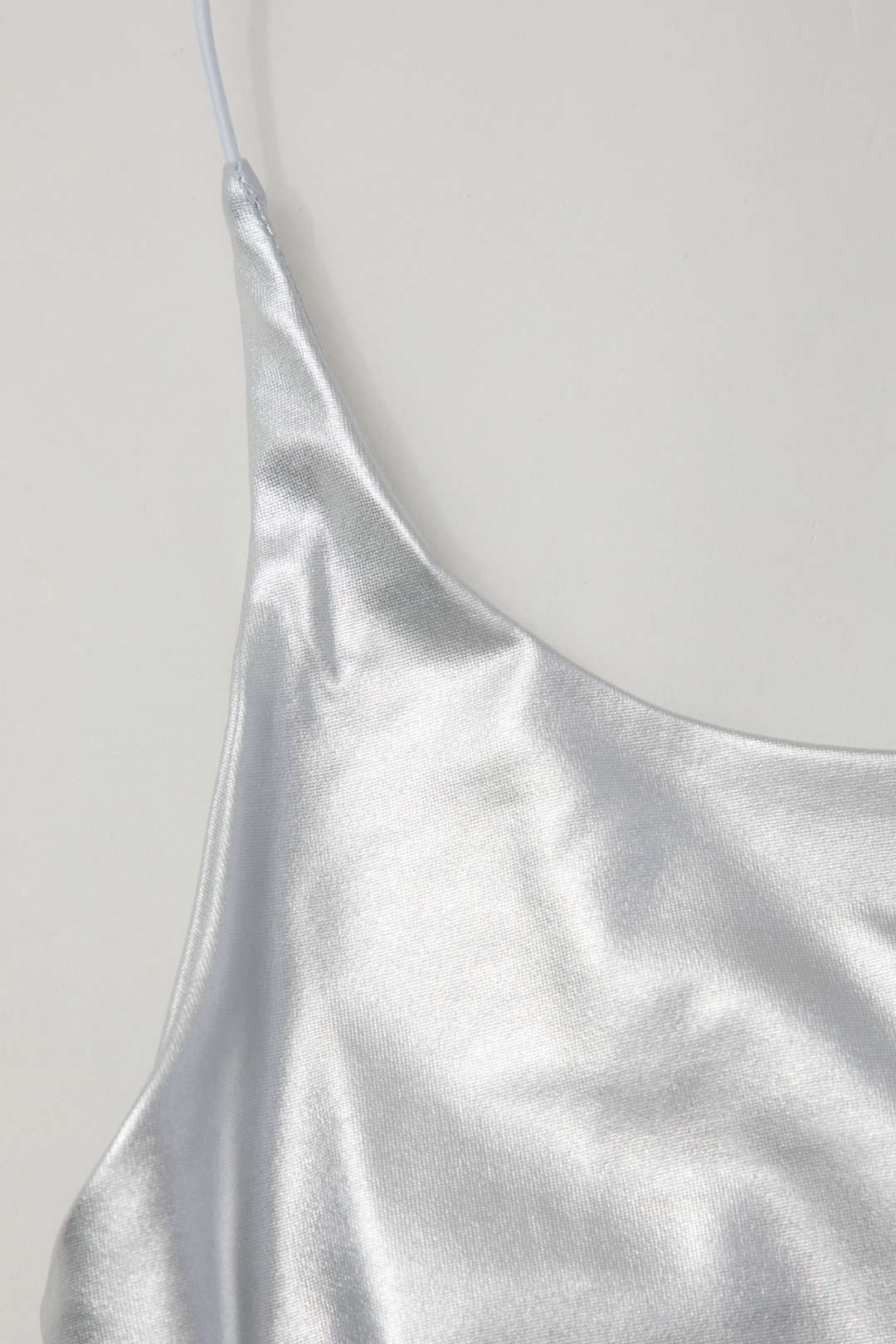 Metallic-Minikleid mit Schlitz 