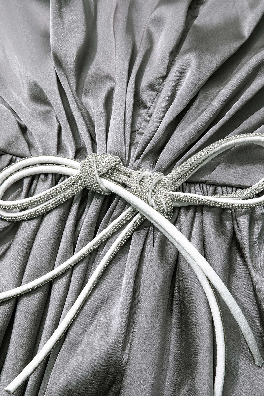 Rückenfreies Neckholder-Maxikleid aus Satin mit V-Ausschnitt und Rüschen und Schleife 