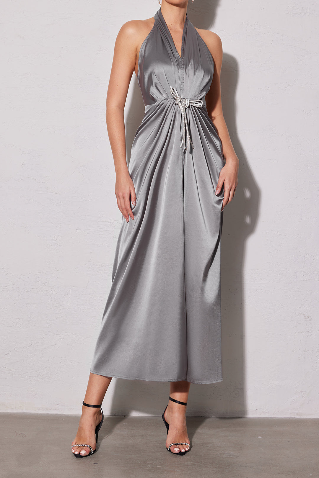 Rückenfreies Neckholder-Maxikleid aus Satin mit V-Ausschnitt und Rüschen und Schleife 